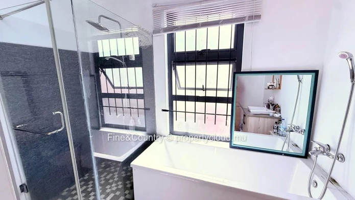 À Vendre – Maison de charme avec espace de vie intérieur-extérieur