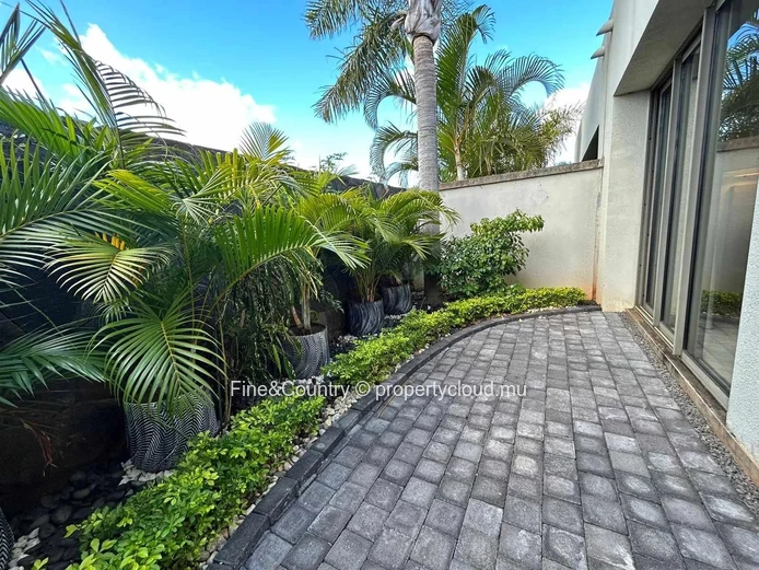 FOR RENT 120,000/month animals accepted with Gardener, pool attendant, housekeeper