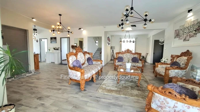 Maison avec vue panoramique, grande terrasse et terrain spacieux de 7 perches