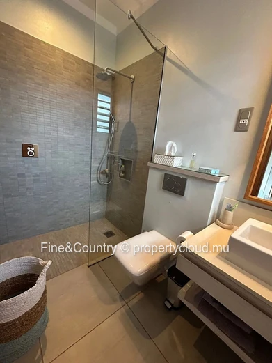 FOR RENT 120,000/month animals accepted with Gardener, pool attendant, housekeeper