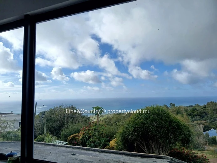 A vendre  –2 Maisons d’ exceptions avec vue sur mer.
