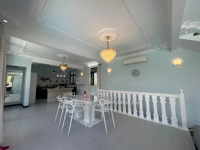 À vendre Rs0 Belle maison spacieuse avec Piscine !