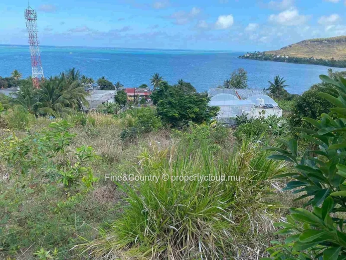 À vendre : Terrain avec vues imprenables entre mer et montagnes