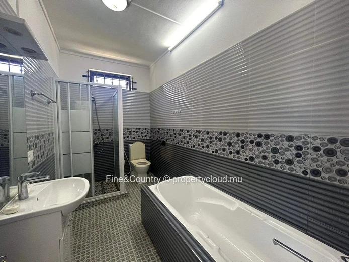 À vendre Rs0 Belle maison spacieuse avec Piscine !