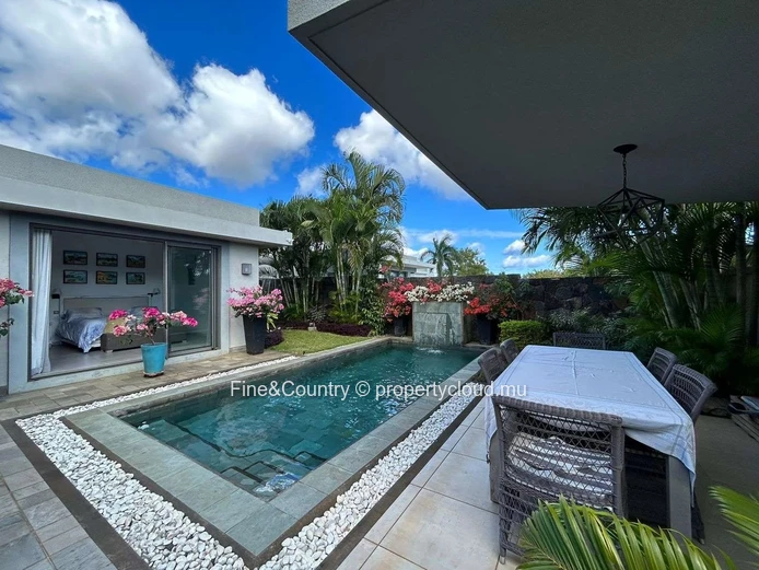 FOR RENT 120,000/month animals accepted with Gardener, pool attendant, housekeeper