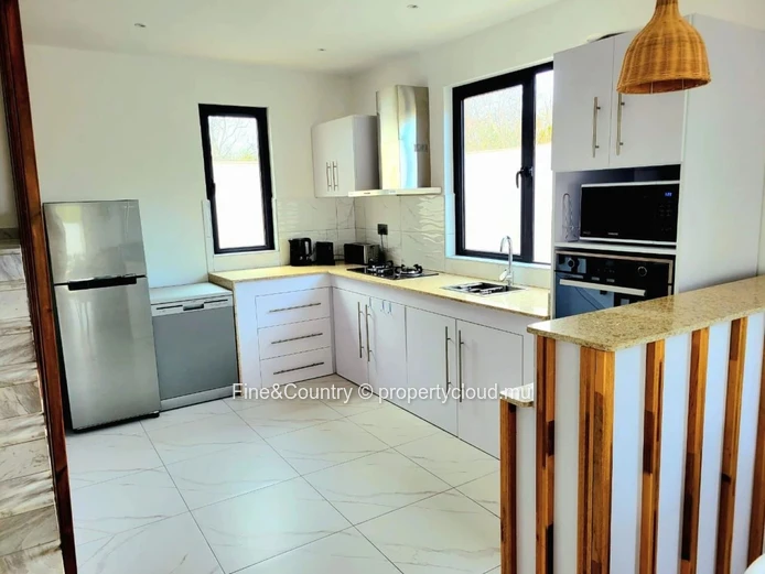 Villa neuve de 4 chambres à louer Rs 170000