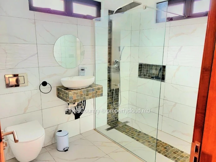 Villa neuve de 4 chambres à louer Rs 170000
