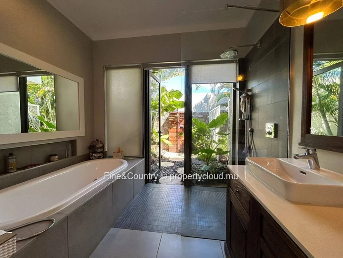 FOR RENT 120,000/month animals accepted with Gardener, pool attendant, housekeeper