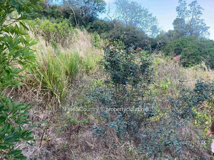 À vendre : Terrain avec vues imprenables entre mer et montagnes