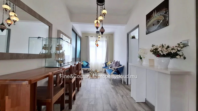 Maison avec vue panoramique, grande terrasse et terrain spacieux de 7 perches