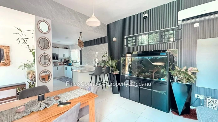 À Vendre – Maison de charme avec espace de vie intérieur-extérieur