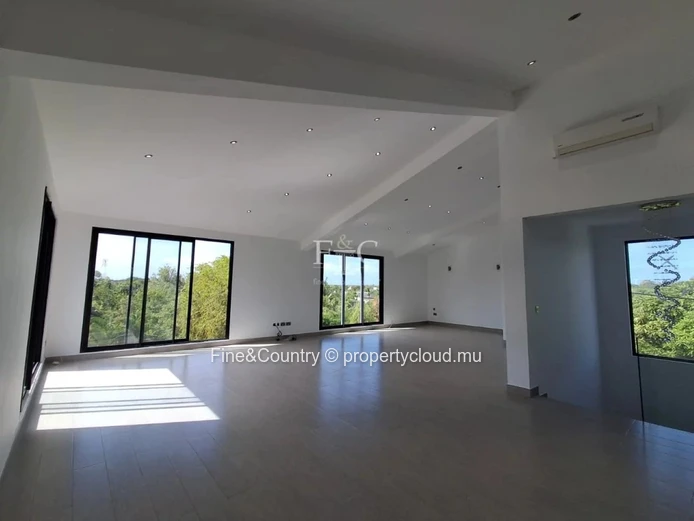 À Vendre – Élégante Propriété Familiale à Roches Noires