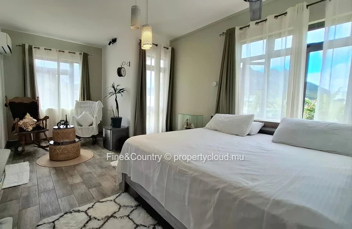 Maison avec vue panoramique, grande terrasse et terrain spacieux de 7 perches