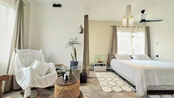 Maison avec vue panoramique, grande terrasse et terrain spacieux de 7 perches
