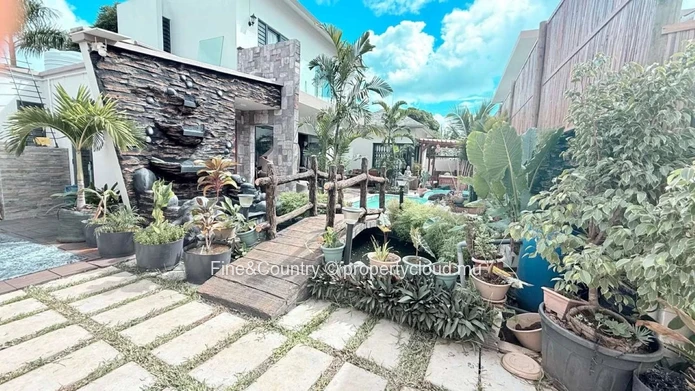 À Vendre – Maison de charme avec espace de vie intérieur-extérieur