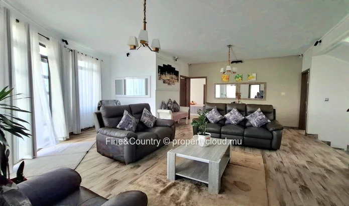 Maison avec vue panoramique, grande terrasse et terrain spacieux de 7 perches