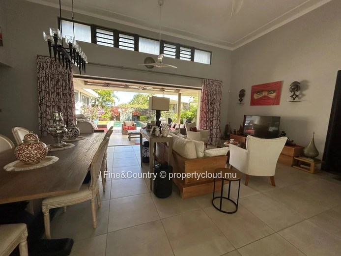FOR RENT 120,000/month animals accepted with Gardener, pool attendant, housekeeper
