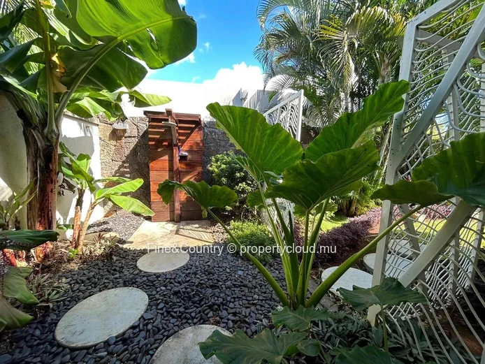 FOR RENT 120,000/month animals accepted with Gardener, pool attendant, housekeeper