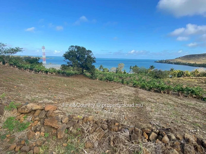 À vendre : Terrain avec vues imprenables entre mer et montagnes
