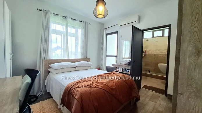 Maison avec vue panoramique, grande terrasse et terrain spacieux de 7 perches