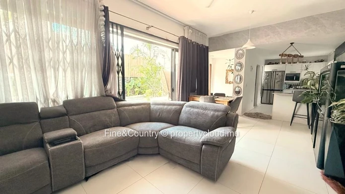 À Vendre – Maison de charme avec espace de vie intérieur-extérieur
