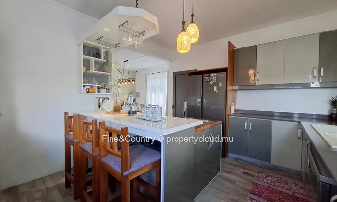 Maison avec vue panoramique, grande terrasse et terrain spacieux de 7 perches
